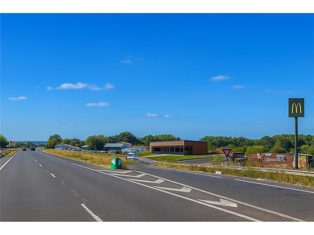 Location local commercial 500.00 m² à MONTUSSAN