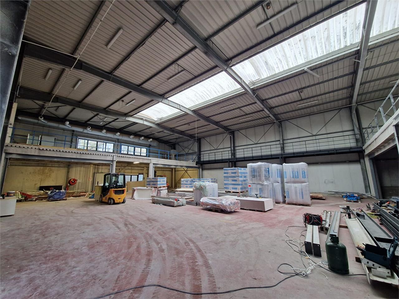 Location local 935.00 m² à CORMELLES LE ROYAL