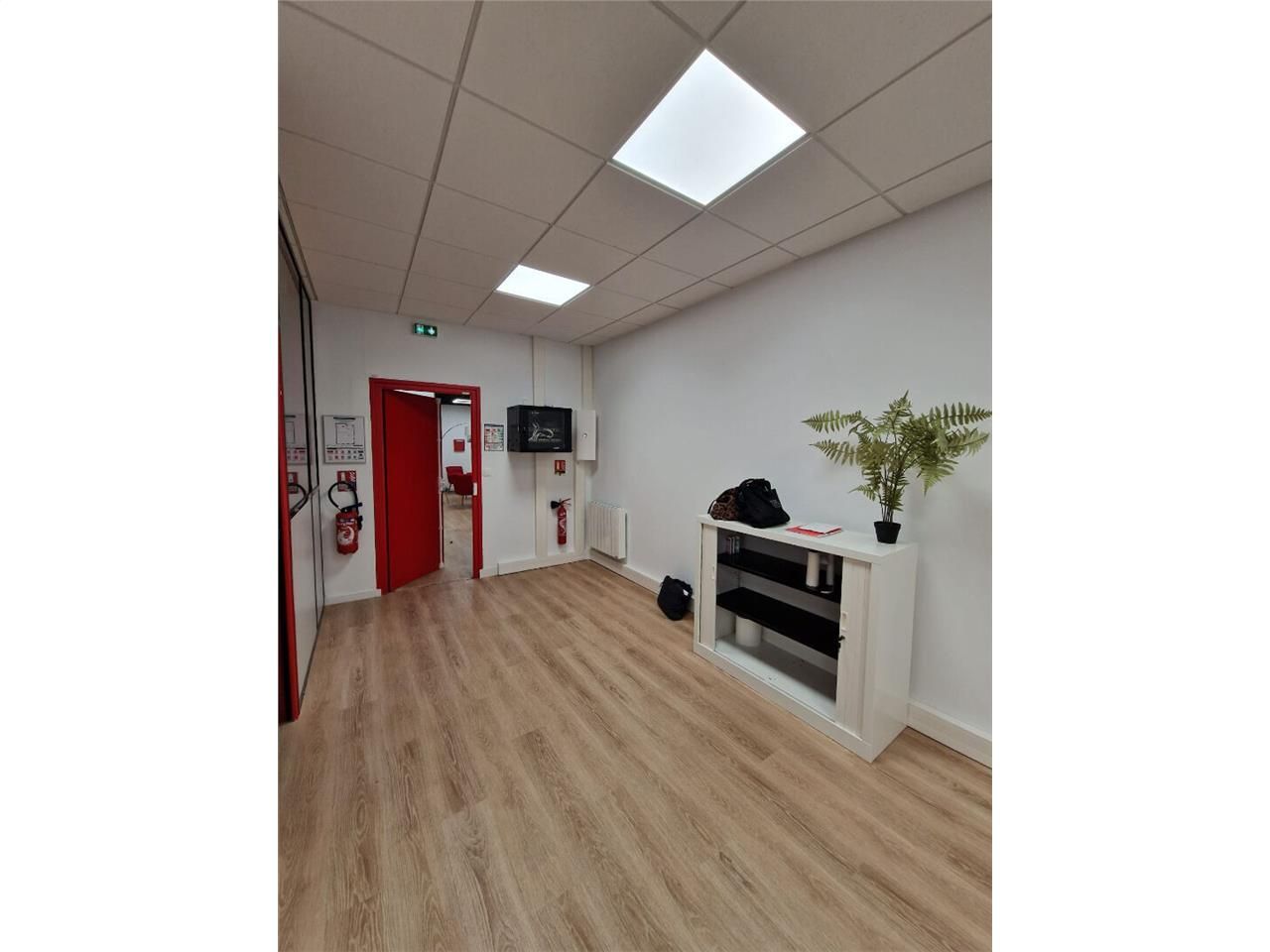 Location bureaux 72.00 m² à HEROUVILLE SAINT CLAIR