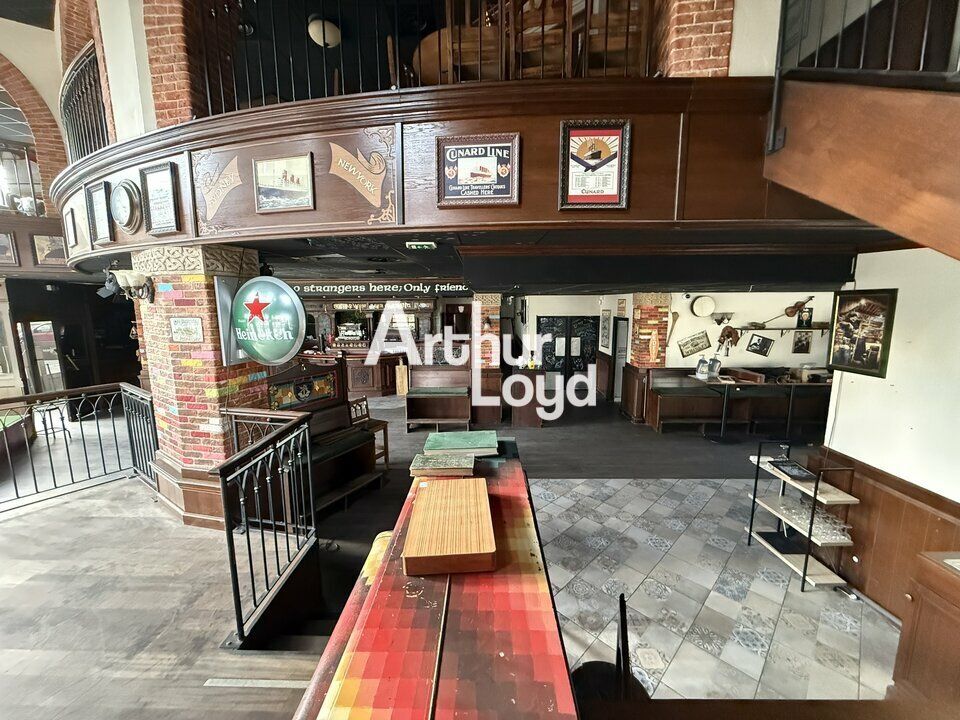 Local commercial 540 m² à Fréjus – Forte visibilité et flux