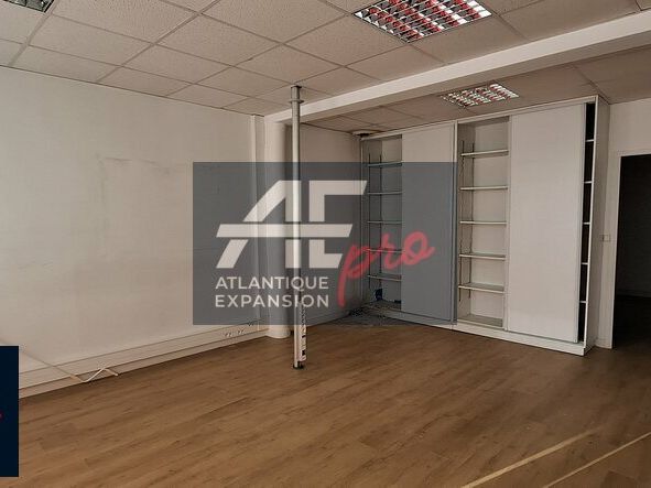 Bureau avec vitrine face aux chantiers de l'Atlantique à louer par Atlantique Expansion Pro