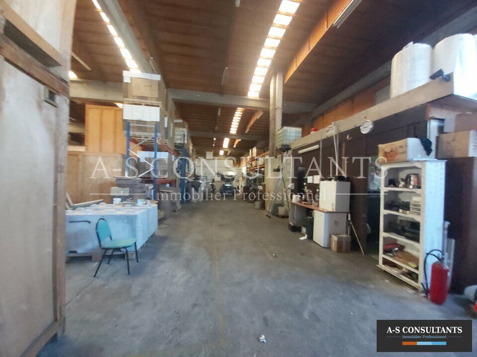 SAINT PRIEST (69800) à vendre local d'activité ou de stockage de 1 250 m² implanté sur un terrain de 3 500 m² situé proche des grands axes avec stationnement devant le bâtiment. 