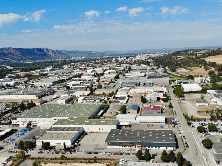 Location local d''activites 11604 m² divisibles à partir de 5802 m²