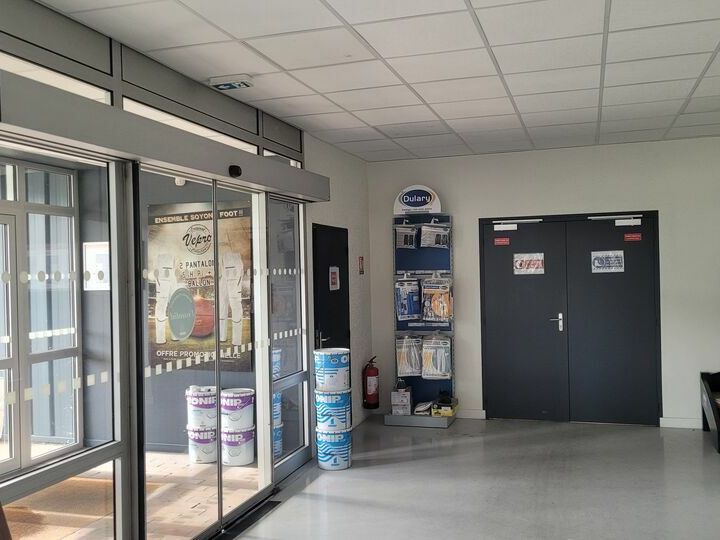 PROCHE DE ROUEN AU COEUR DE LA ZI DE SOTTEVILLE LES ROUEN / EXPO, DEPOT ET BUREAUX