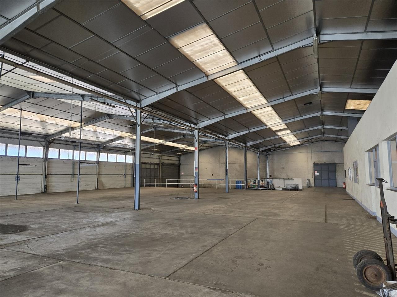 Vente local 2032 m² à LA VILLE AUX DAMES