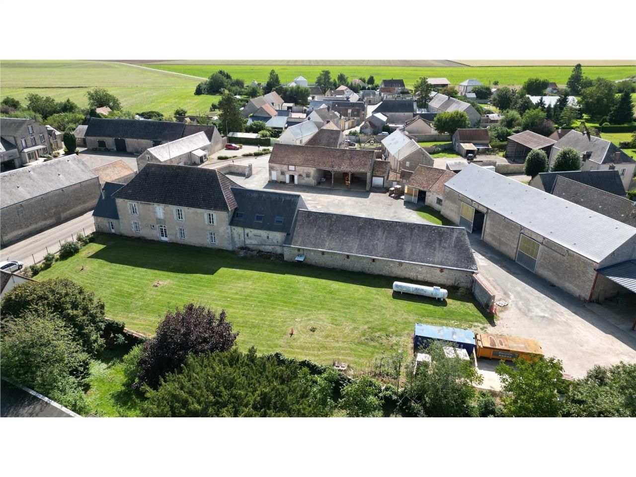 Location local 1415 m² à Réclainville