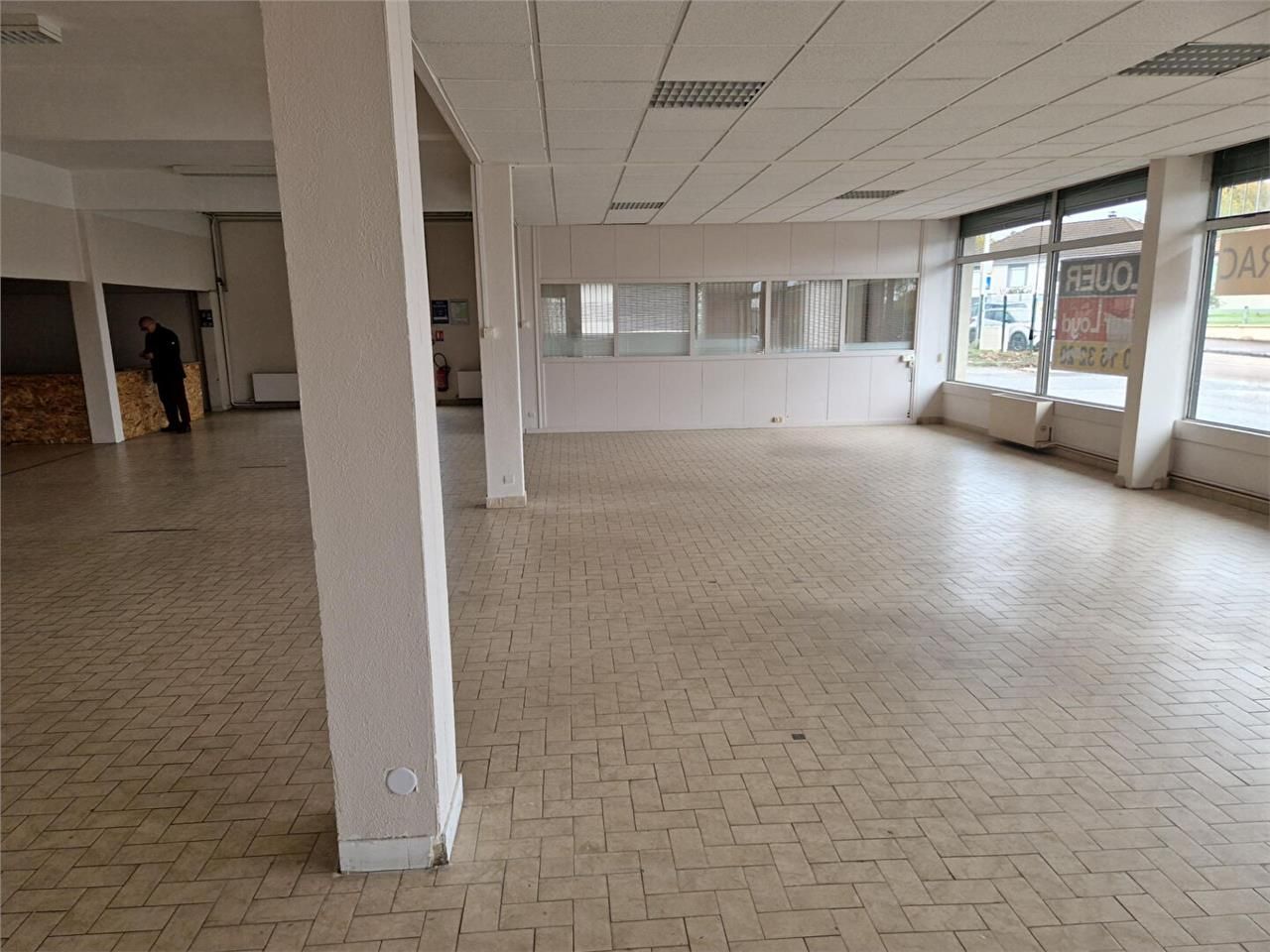 Location local 305.00 m² à LIMOGES