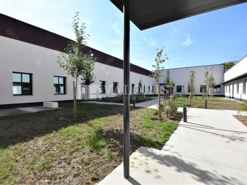 Au sein d'un parc tertiaire situé sur la commune de Vénissieux, VALORIS REAL ESTATE vous propose à la location des bureaux entièrement rénovés au sein d'un bâtiment indépendant.