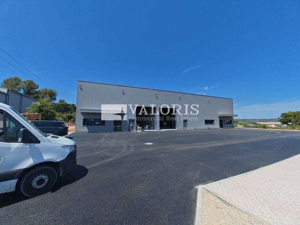 VALORIS MEDITERRANEE vous propose, à la location, un local d'activité neuf d'une surface de 493 m² idéalement situé au coeur de la ZI de l'AVON, à 10mn de l'A51 et de l'A8 et 3mn de la D6. Accès tout porteur.