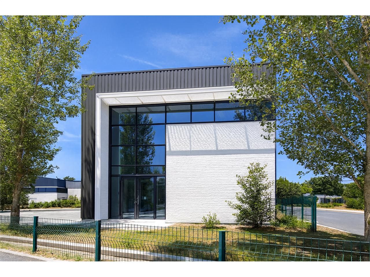 Location local commercial 211.00 m² à CANEJAN