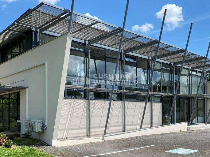 Bruges – Bureaux rénovés 42 m² au sein d'un cabinet d'expertise comptable, avec accès à des espaces communs conviviaux.