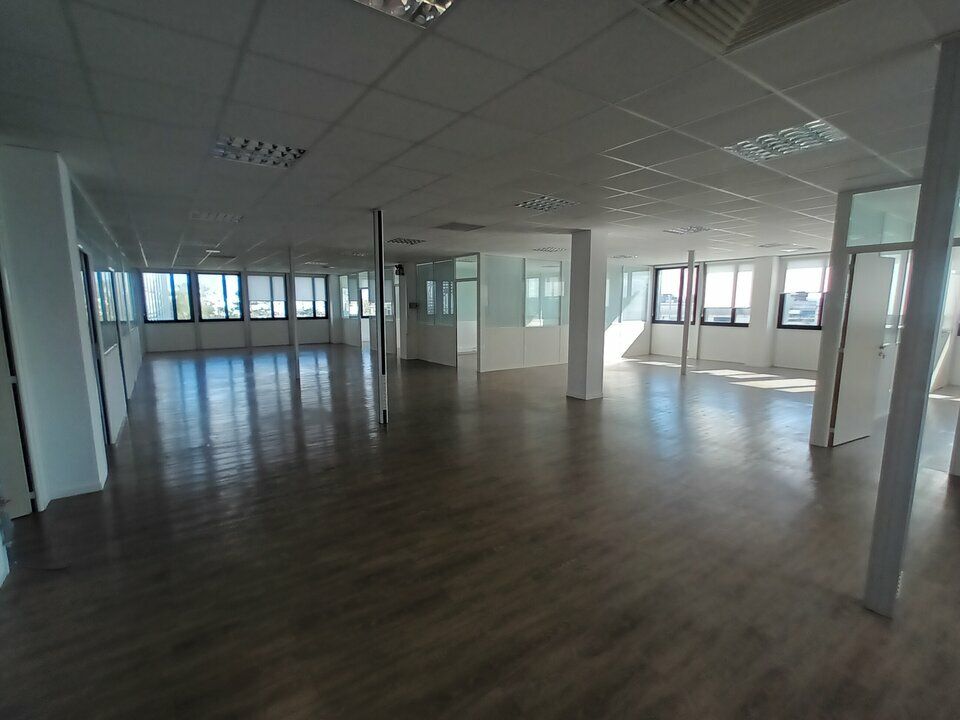 Bureaux rénovés avec parkings sécurisés, à proximité de la zone industrielle et du port.