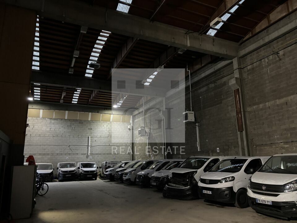 À LOUER – LOCAL D'ACTIVITÉS DE 700 m² – SAINT-PRIEST / EXCELLENTE ACCESSIBILITÉ