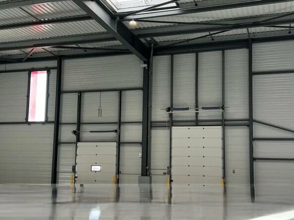 France Locaux vous propose des locaux neufs à louer au sein d'une zone d'activité sécurisée à proximité des axes autoroutiers.