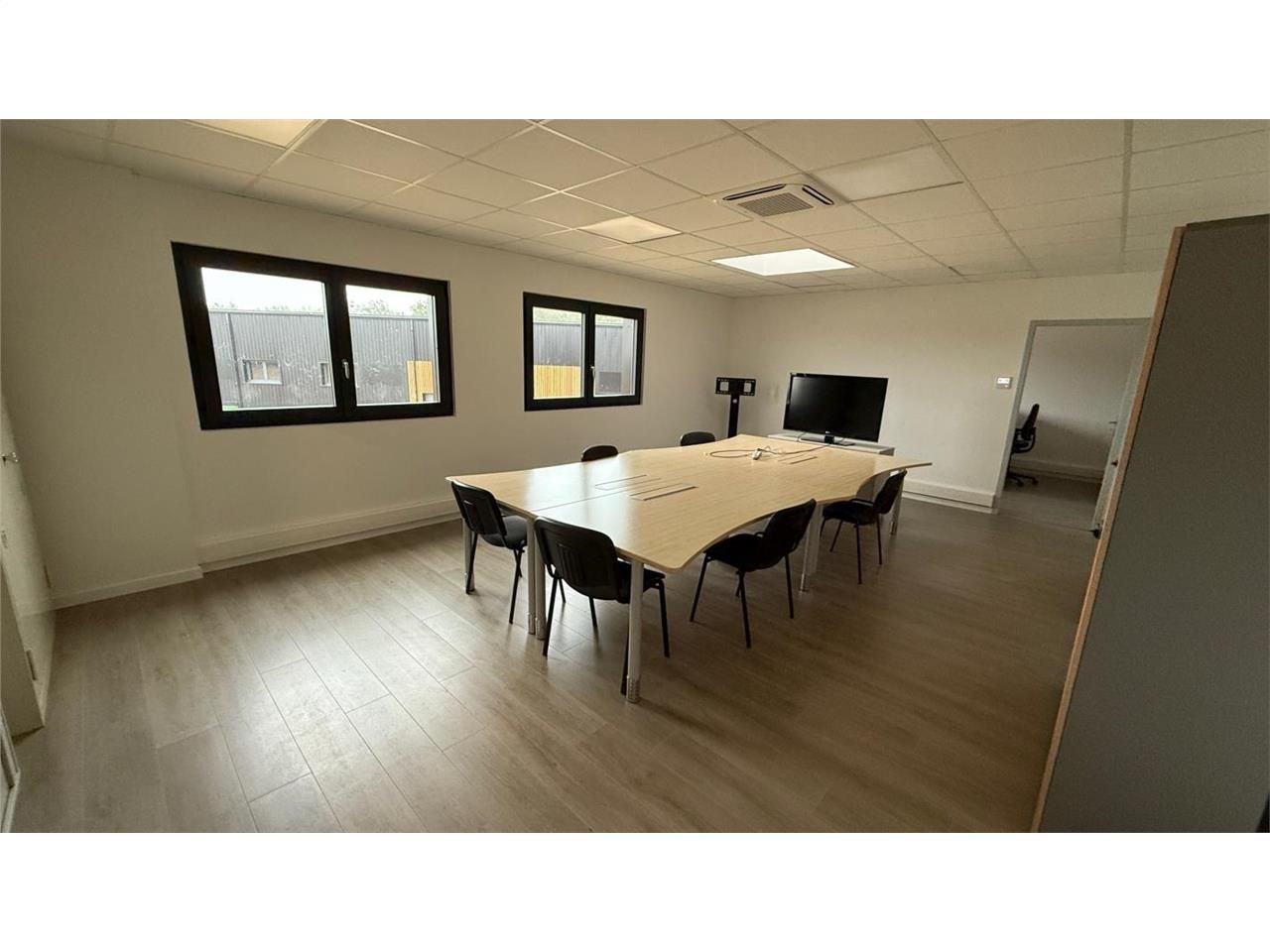 Location entrepôts 225 m² non divisibles