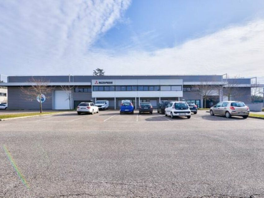À Louer : Local d'Activités de 1 032 m² à Saint-Priest - Site Clos et Sécurisé