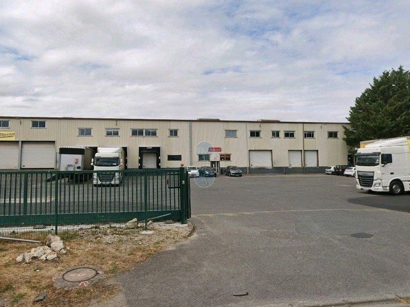 Vente local 2453 m² à ORMES