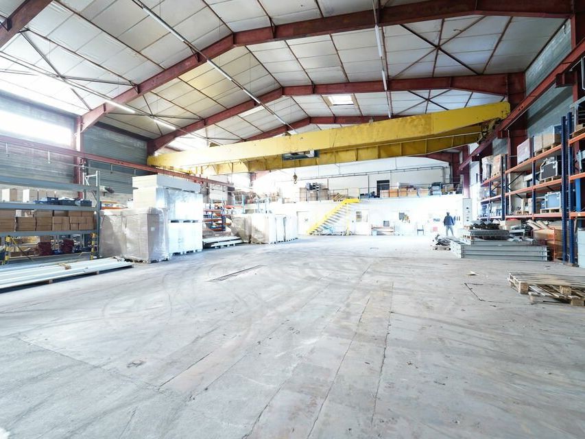 Location local d''activites 1336 m² non divisibles