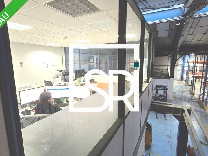 PROCHE A71 A75 A89 - LOCATION ENTREPOT / LOCAL D'ACTIVITE AVEC BUREAUX AVEC PARKING - 3072 m2 - ZI LES ACILLOUX - 63800 COURNON D'AUVERGNE