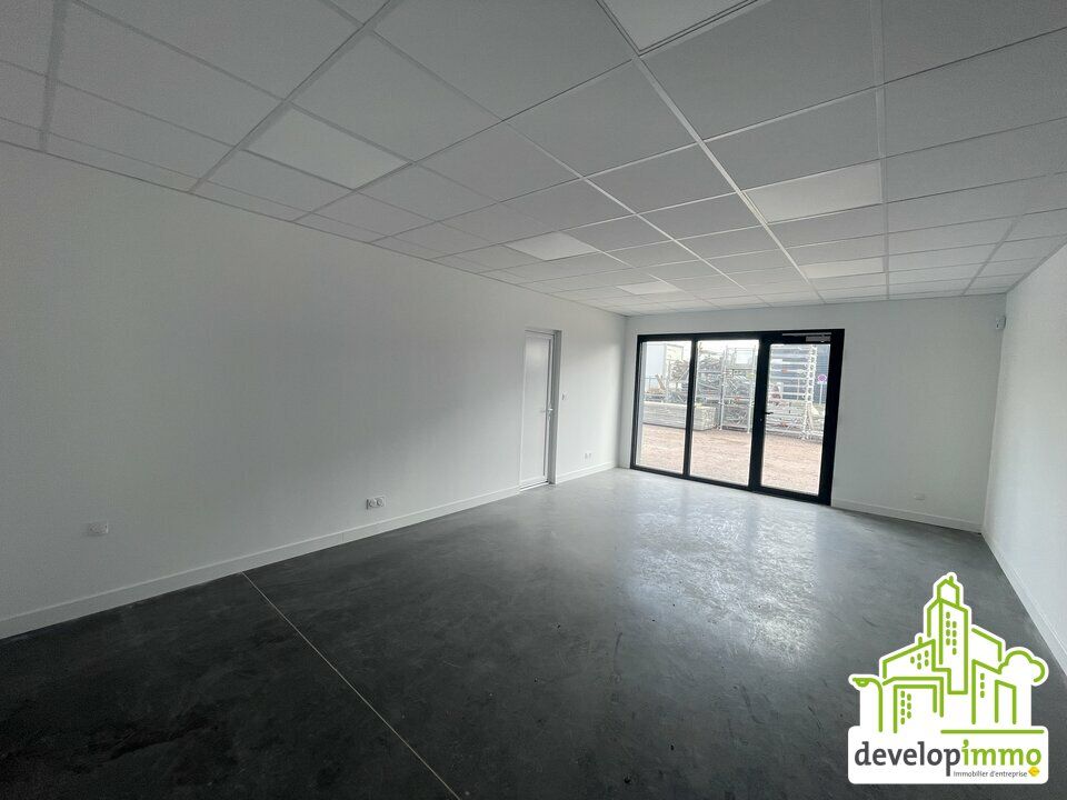 Local d'activité avec bureaux et sanitaire 