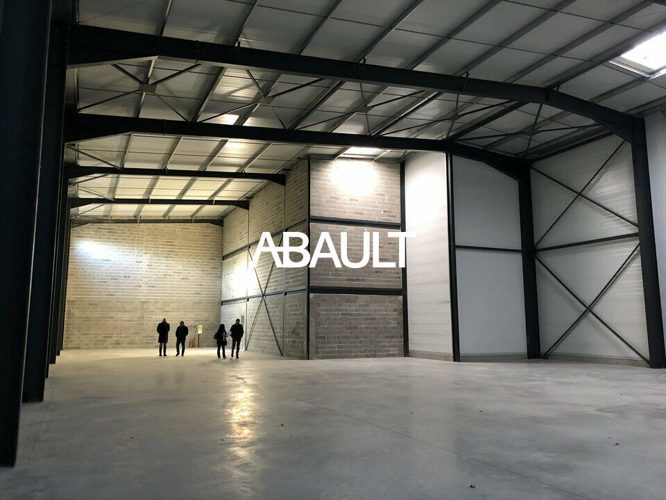 A VENDRE -  EUROCENTRE  Local d'activités d'une surface d'environ 886 m²