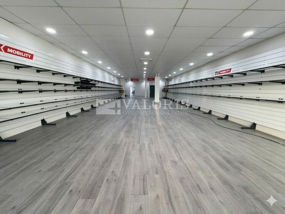 Valoris Real Estate vous propose un local commercial de 315 m² à Saint Bonnet de Mûre (69).