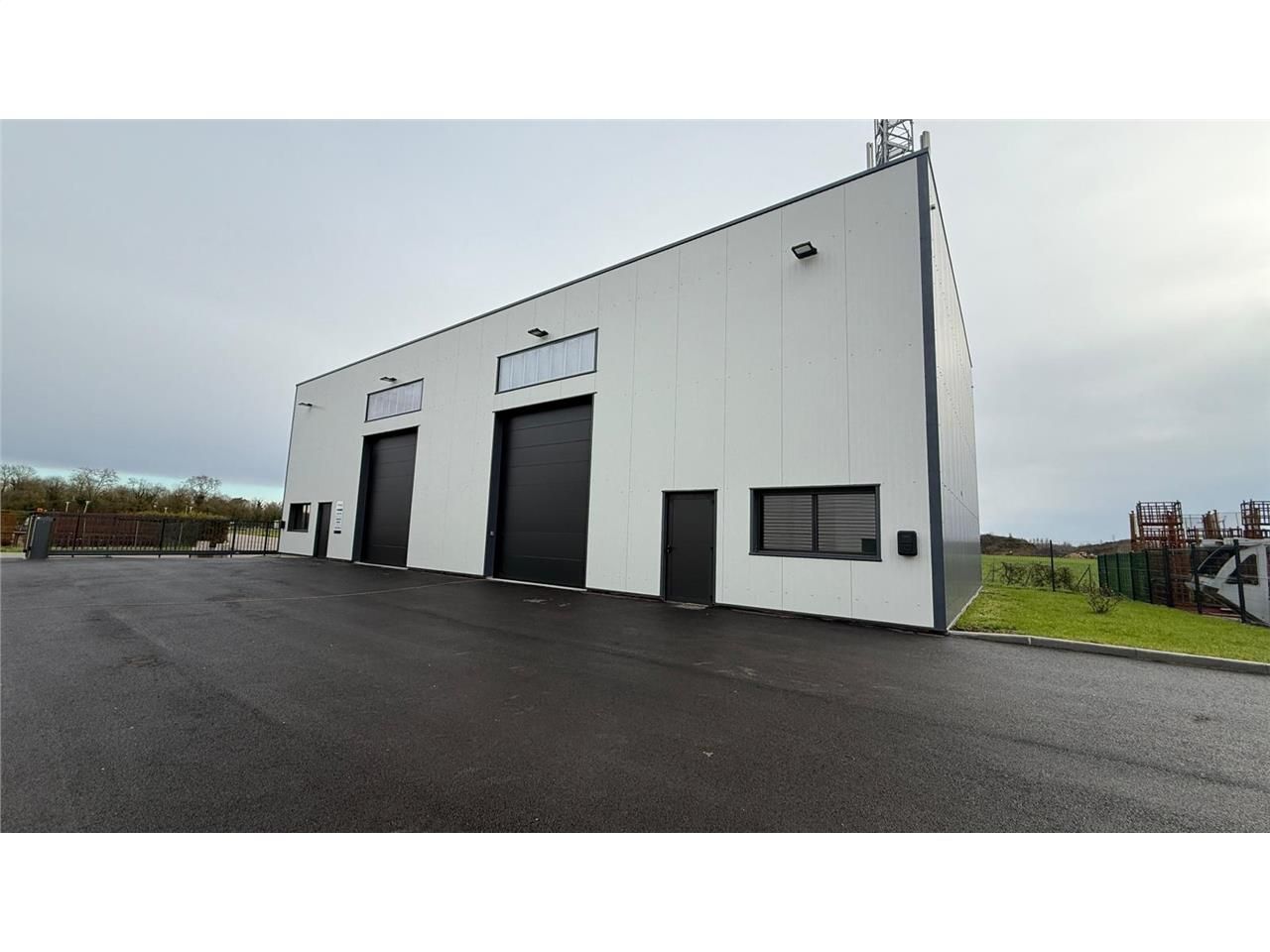 Location entrepots 131 m² non divisibles