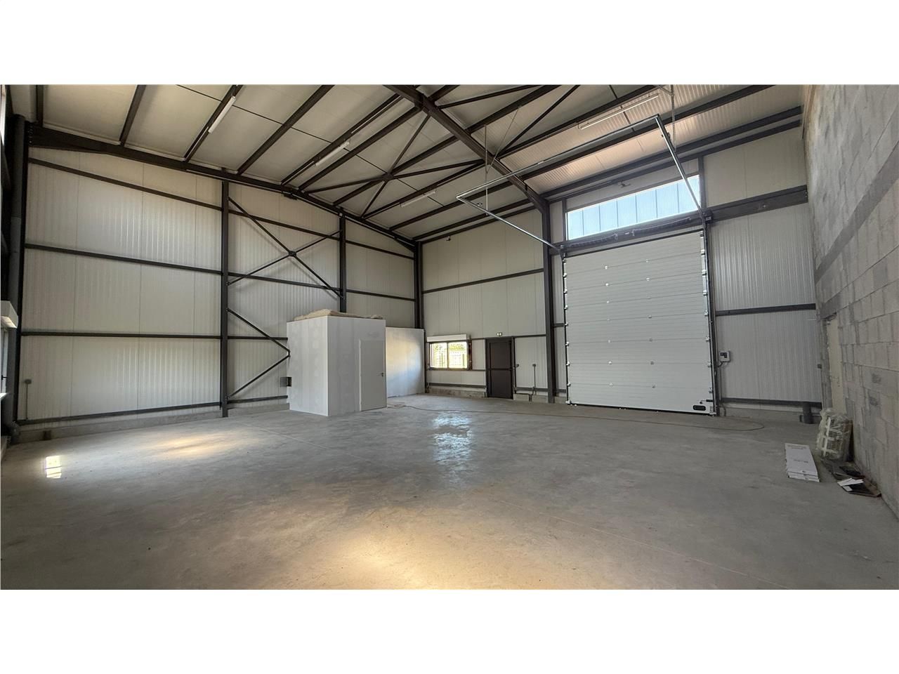 Location entrepots 131 m² non divisibles