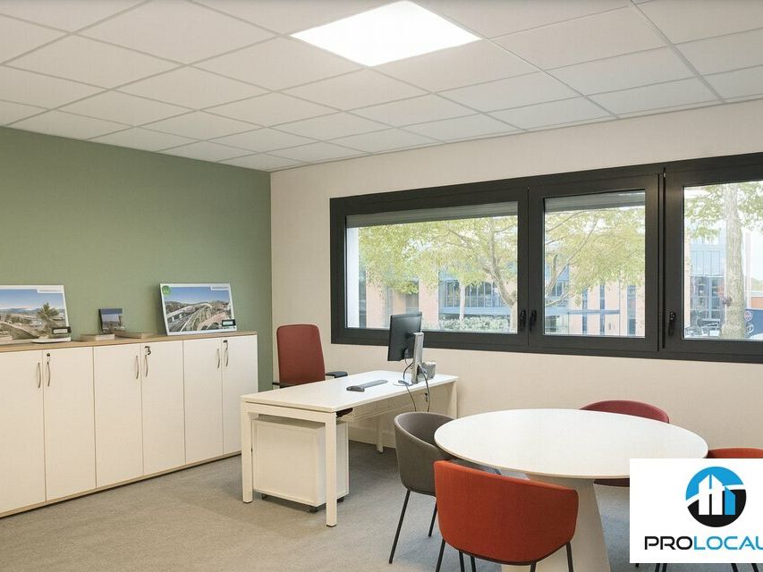 Location local d''activites 1330 m² divisibles à partir de 590 m²