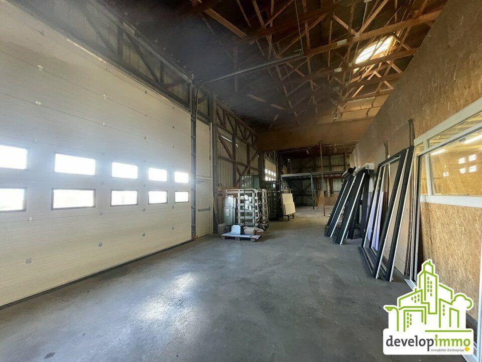 A louer 1 200 m² de stockage au sud de Caen.