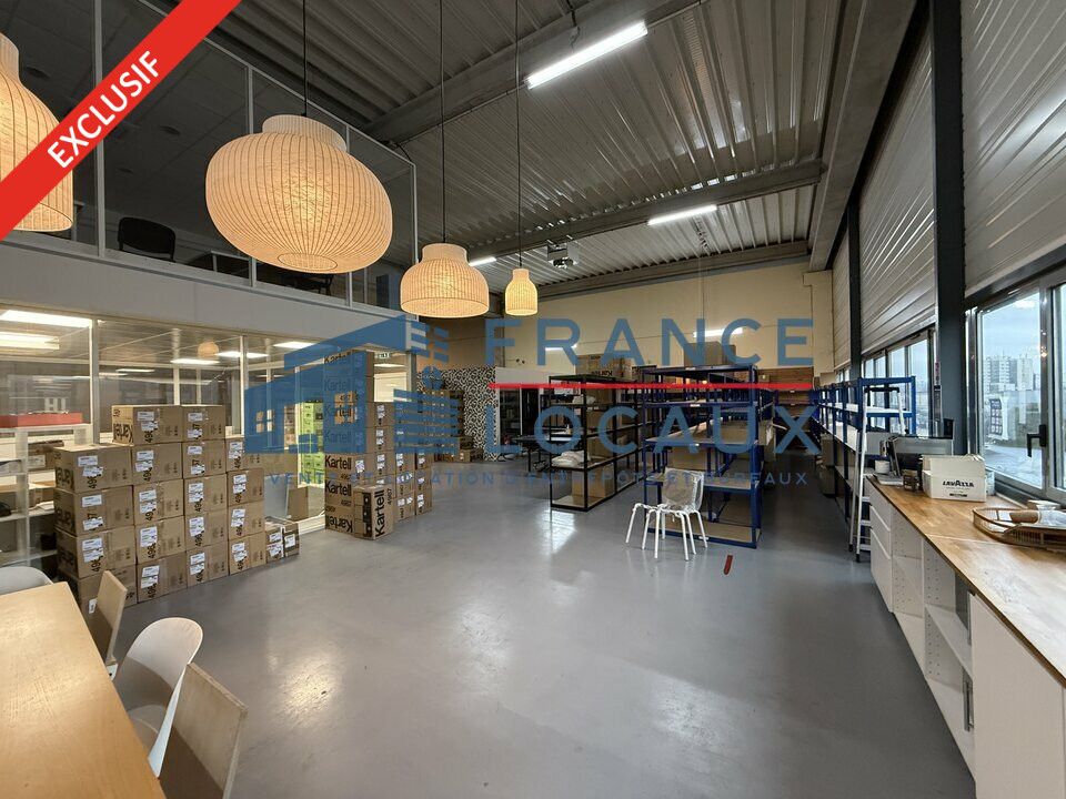 EXCLUSIVITE - France Locaux vous propose un local d'activité avec mezzanine aménagée en bureaux au sein de la zone d'activité du Bois Moussay et à 5 minutes à pied du RER D Pierrefitte Stains et du T11.