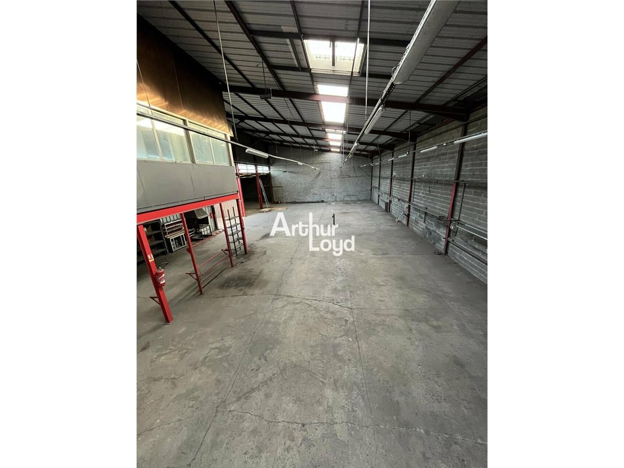 A VENDRE LOCAUX D'ACTIVITE 862 M² ANTIBES