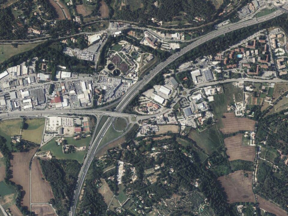 LOCAL COMMERCIAL - 151 m2 - AIX-EN-PROVENCE