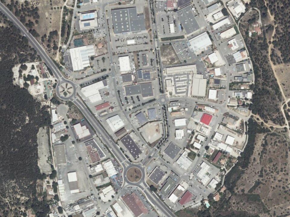 LOCATION LOCAL COMMERCIAL 401 M2 SAINT-MITRE-LES-REMPARTS