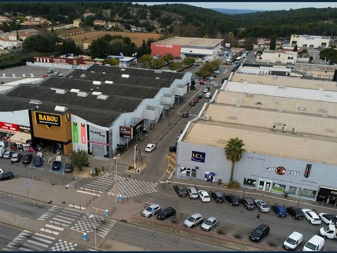 LOCATION LOCAL COMMERCIAL 353M2 AUX PENNES MIRABEAU 