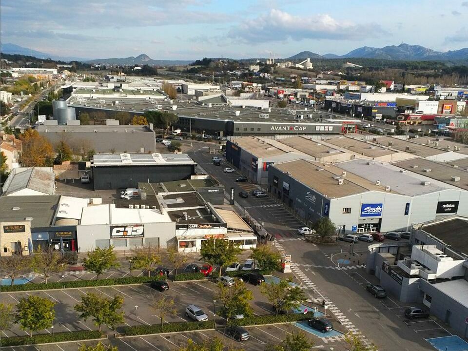 LOCATION LOCAL COMMERCIAL 712 m2 AUX PENNES MIRABEAU 