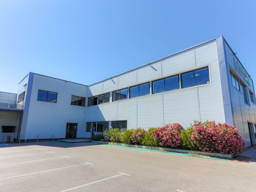 LOCATION LOCAL COMMERCIAL 380m2 EGUILLES 