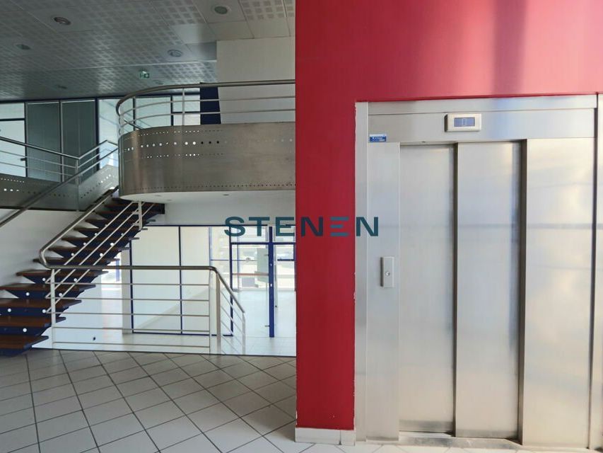 À LOUER - ENTREPÔT 2390 M² - Aix-EN-PROVENCE