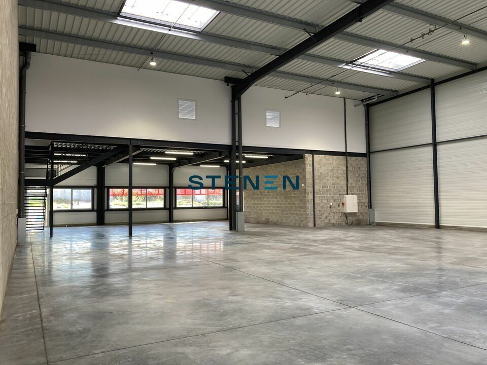 Vente local d''activites 1555 m² divisibles à partir de 464 m²