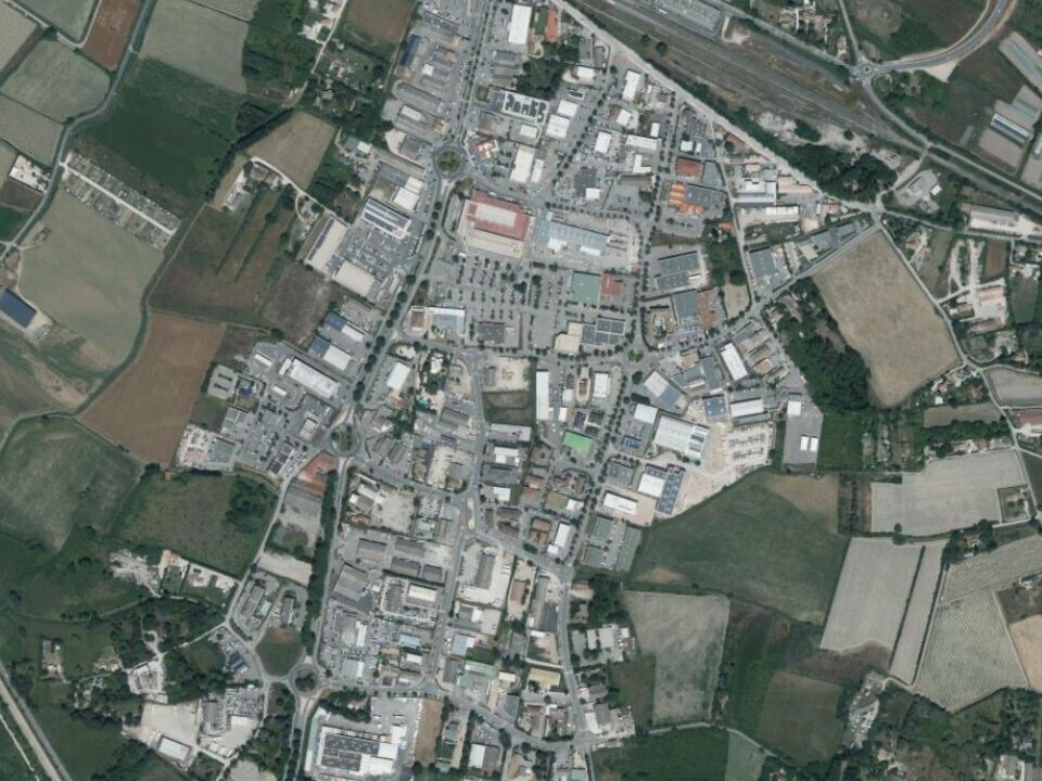 LOCATION LOCAL COMMERCIAL 620 m2 PERTUIS