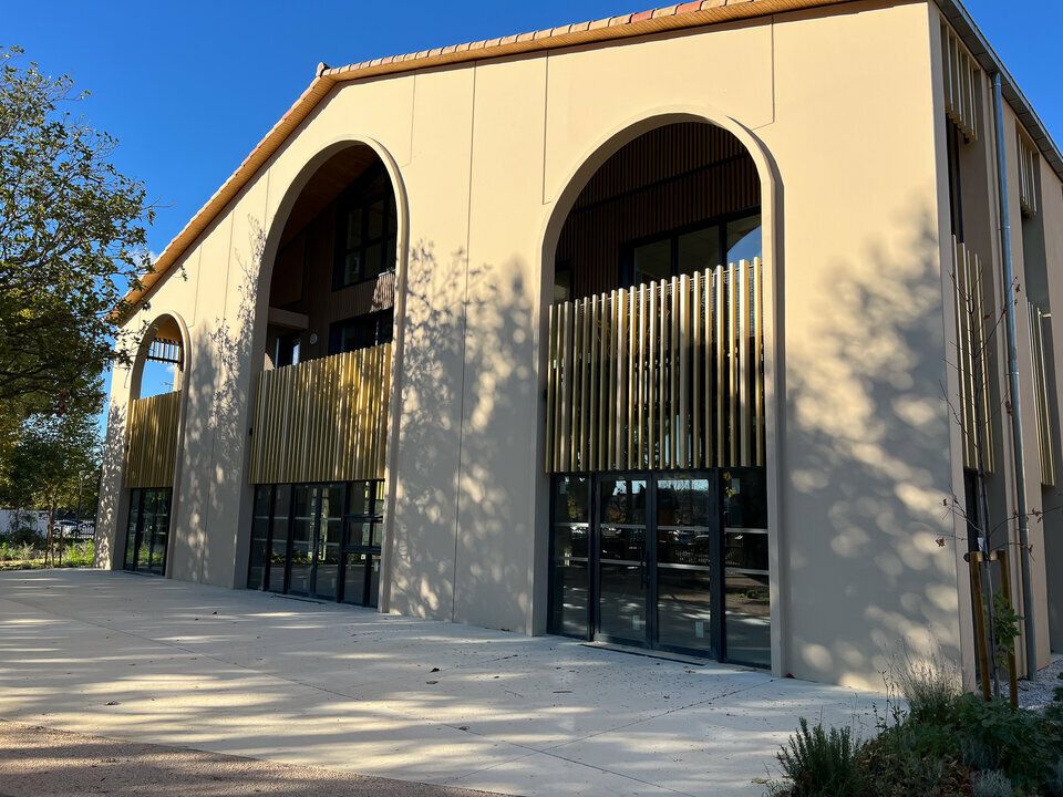 LOCATION LOCAL COMMERCIAL 408 m2 + TERRASSE 156 m2 - AUBAGNE