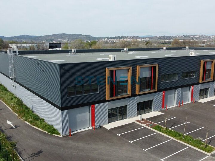 Location local d''activites 5800 m² divisibles à partir de 360 m²