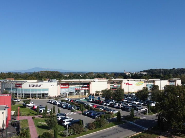 Location local commercial 616 m² non divisibles