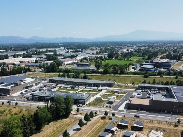 À LOUER - LOCAL COM 856 M² + ROOFTOP - MONTEUX