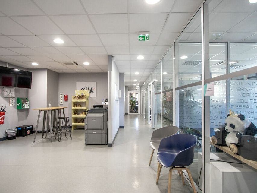 A LOUER 822m² DE BUREAUX DIVISIBLES AIX CENTRE