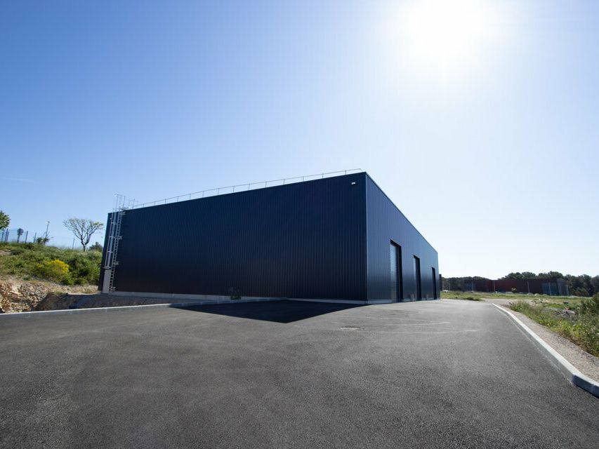 Location local d''activites 1255.02 m² divisibles à partir de 243 m²