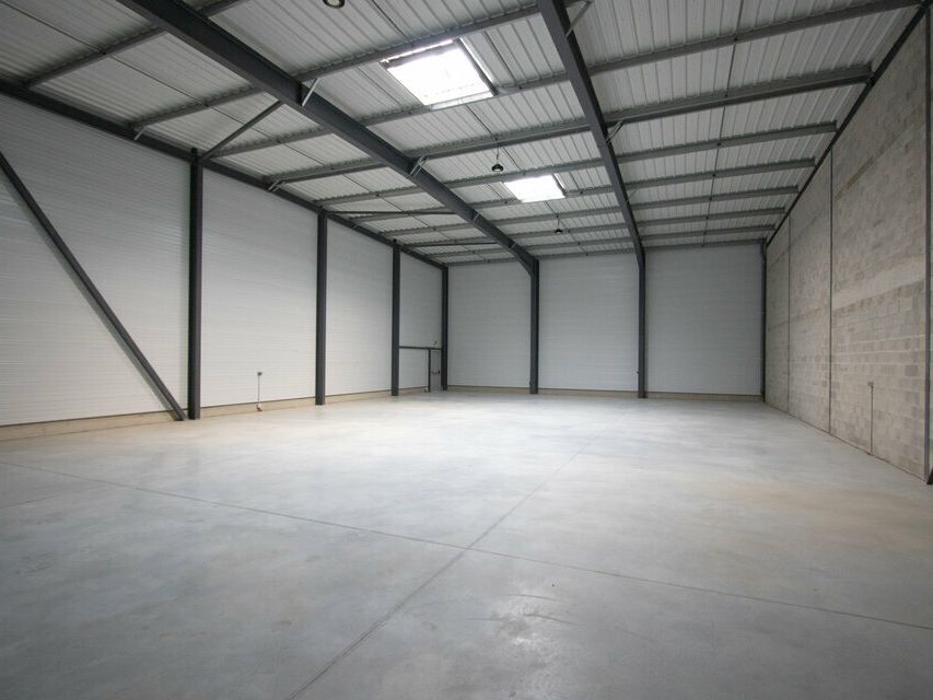 LOCATION LOCAL COMMERCIAL DE 1255M2. DIVISIBLE A PARTIR DE 243 M2 - LAMBESC 