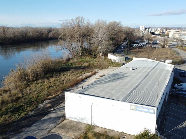 Location local commercial 600 m² non divisibles