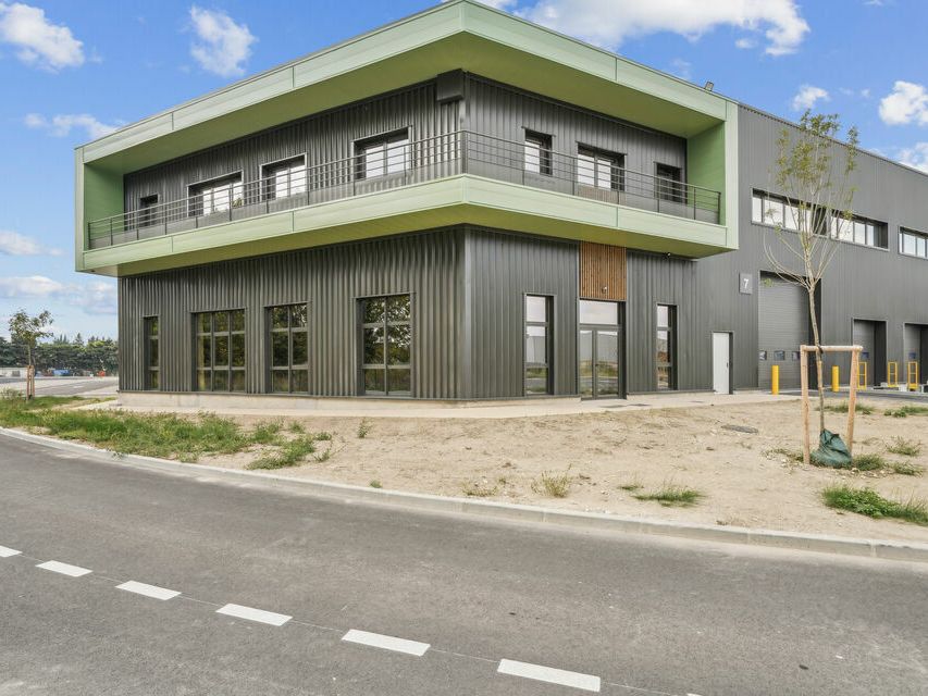 814 m² pour ce local d'activites en location à Graveson