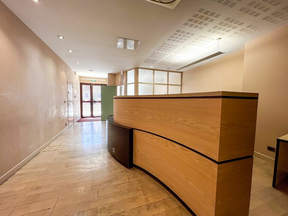 À LOUER - COMMERCE OU BUREAUX 252 M² - SORGUES